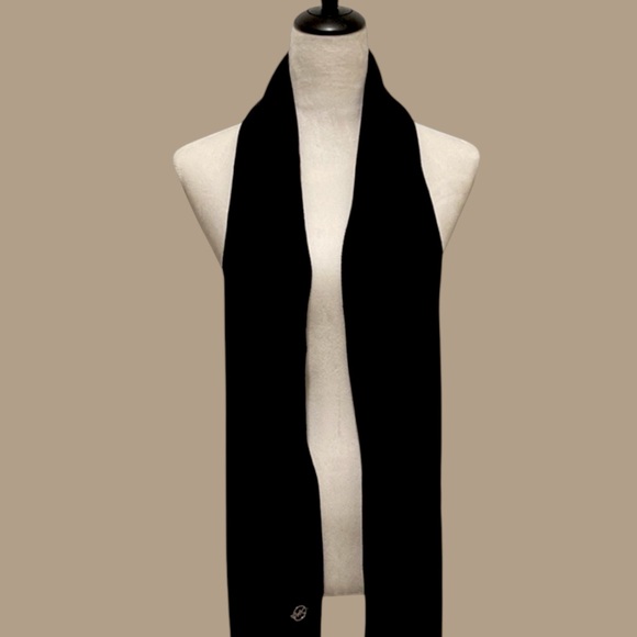 Michael Kors Elegant Black Scarf - Picture 2 of 4
